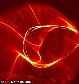 “文德爾施泰因 7-X”裝置內(nèi)并聯(lián)環(huán)路的電子束，顯示出沿著磁場線的軌跡。